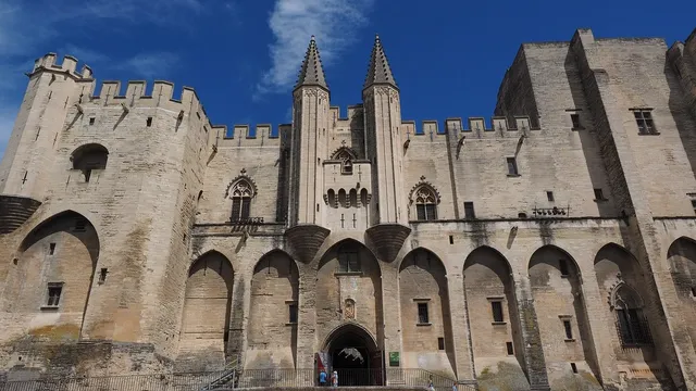 Avignon, 
Lieu de réception
